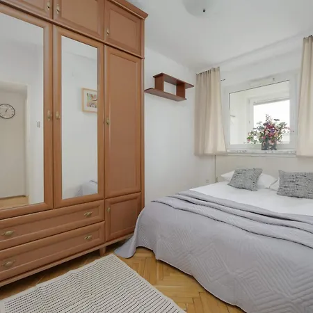 Apartment Downtown Near Metro With Balcony&ac By Renters