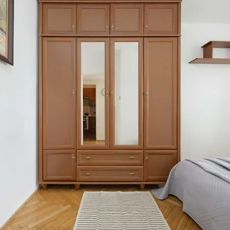 Apartment Downtown Near Metro With Balcony&ac By Renters *