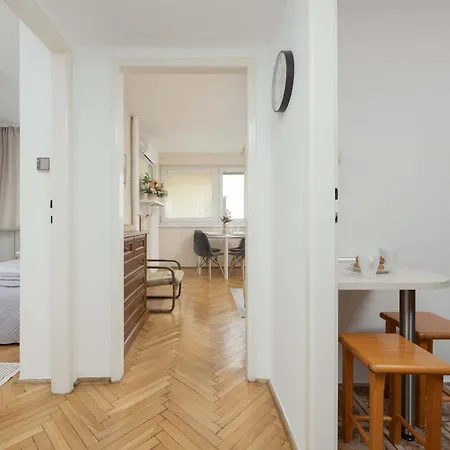 Downtown Near Metro With Balcony&ac By Renters Apartment *